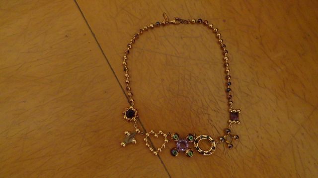 Collar dorado con dijes de colores