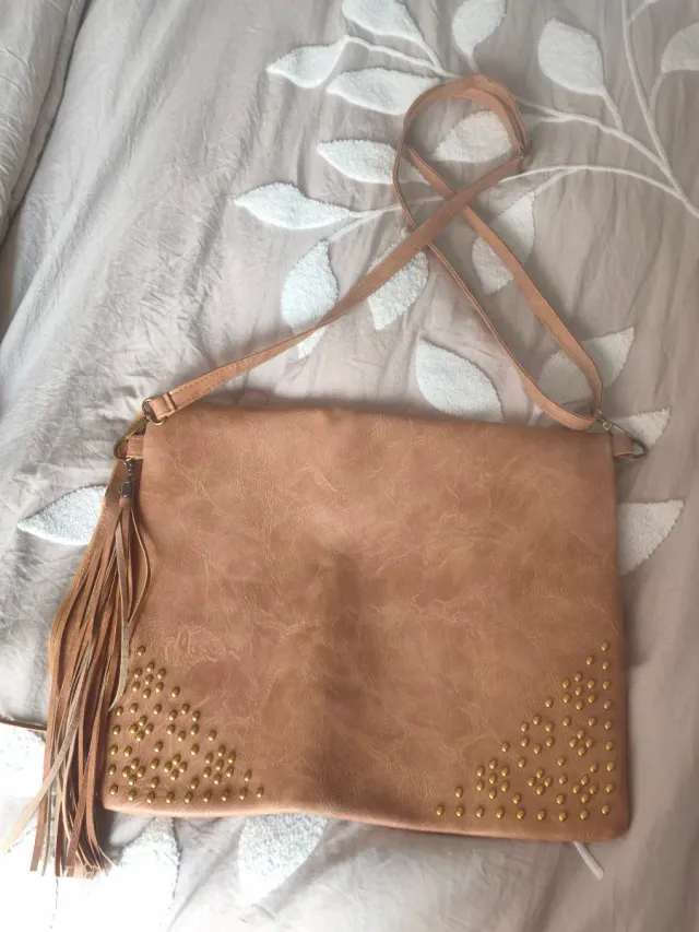 Bolso beige con tachuelas doradas