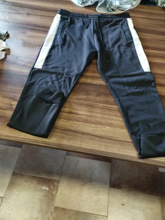Pantalones de chándal negros y blancos