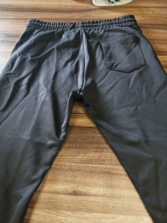 Pantalones de chándal negros y blancos