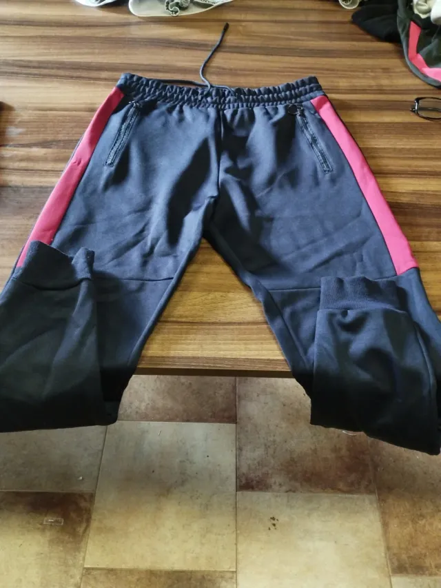 Pantalones de chándal negros y blancos