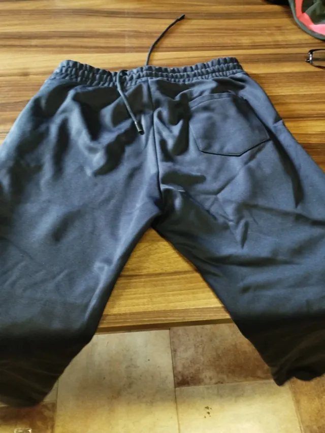 Pantalones de chándal negros y blancos