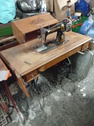 Máquina de coser Alfa antigua