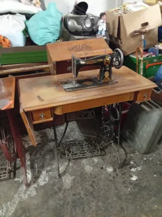 Máquina de coser Alfa antigua