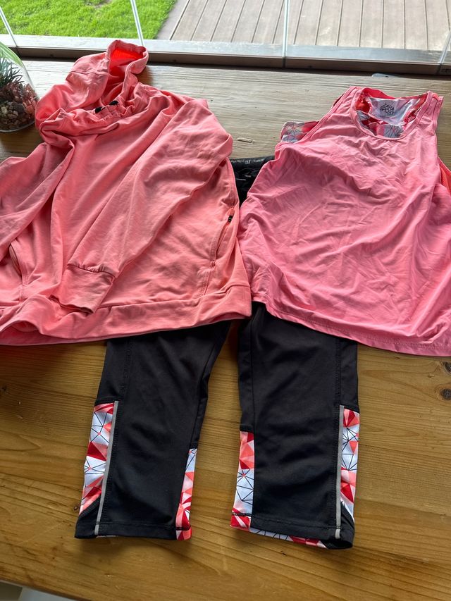 Conjunto deportivo: mallas, sudadera y top