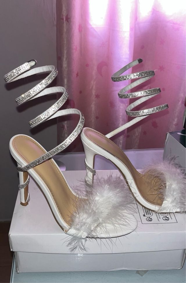 Tacones blancos con pelitos y pedrería