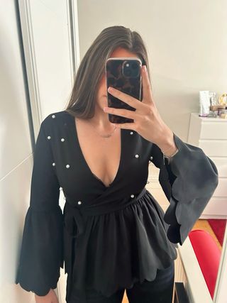 Blusa negra con perlas y mangas acampanadas