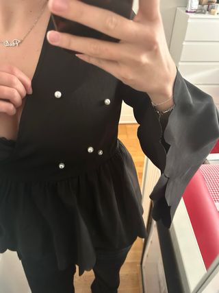 Blusa negra con perlas y mangas acampanadas