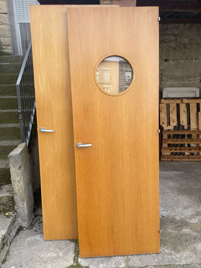 Puertas de madera con ventana redonda