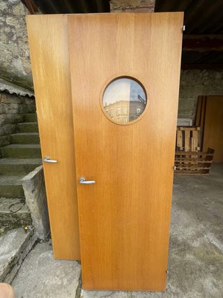 Puertas de madera con ventana redonda