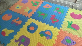 Alfombra puzzle de goma EVA con animales.