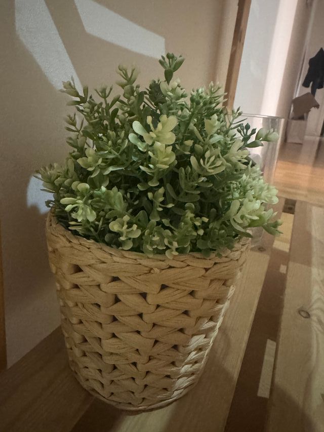 Planta artificial decorativa en maceta de mimbre