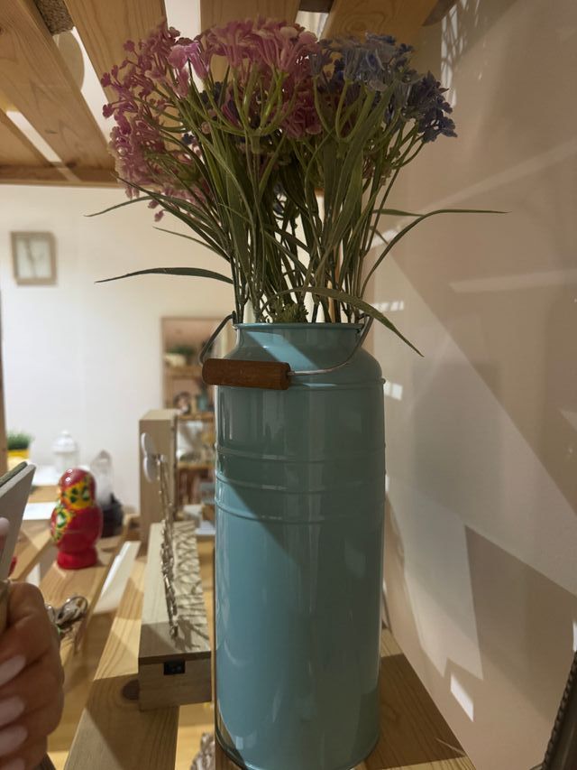 Planta artificial decorativa en maceta de mimbre