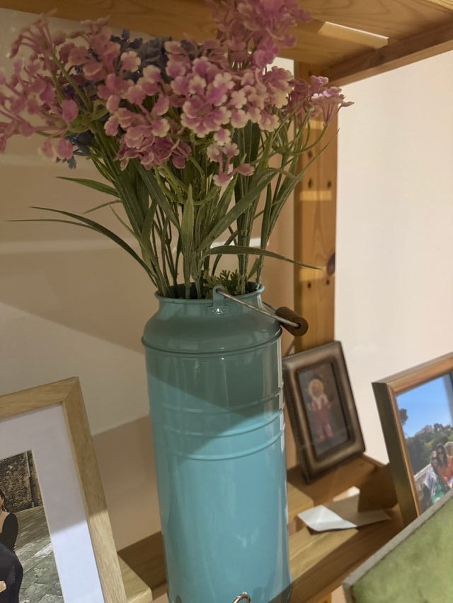 Planta artificial decorativa en maceta de mimbre