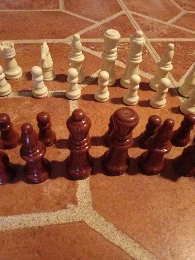 Figuras de ajedrez de plástico