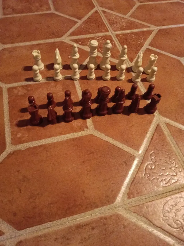 Figuras de ajedrez de plástico
