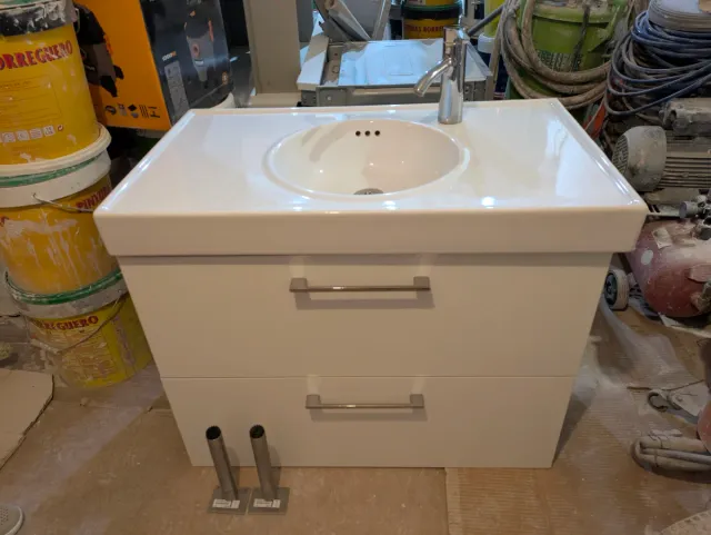 Mueble de baño con lavabo de porcelana