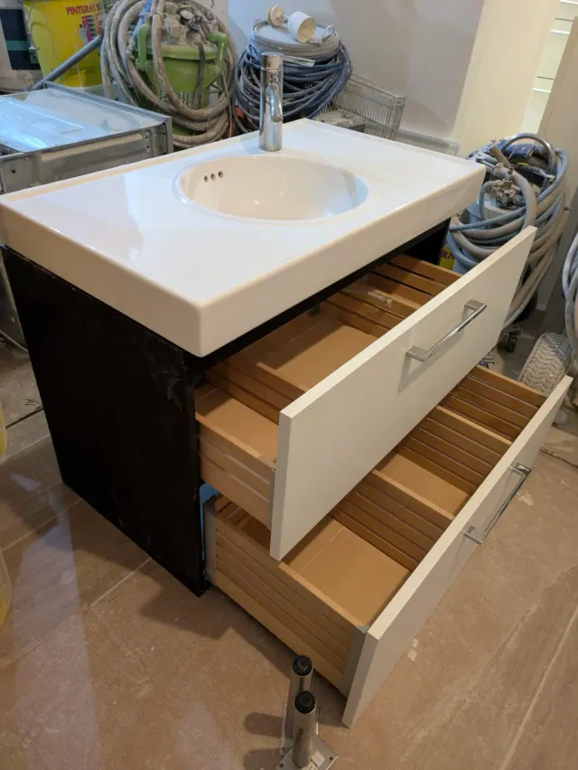 Mueble de baño con lavabo de porcelana