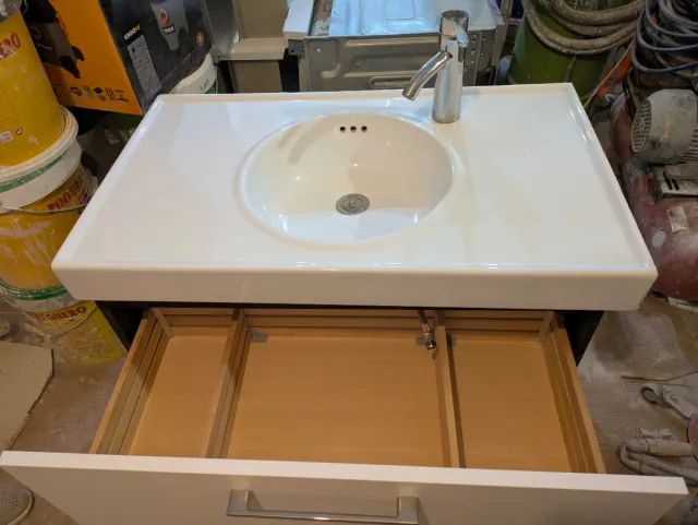 Mueble de baño con lavabo de porcelana