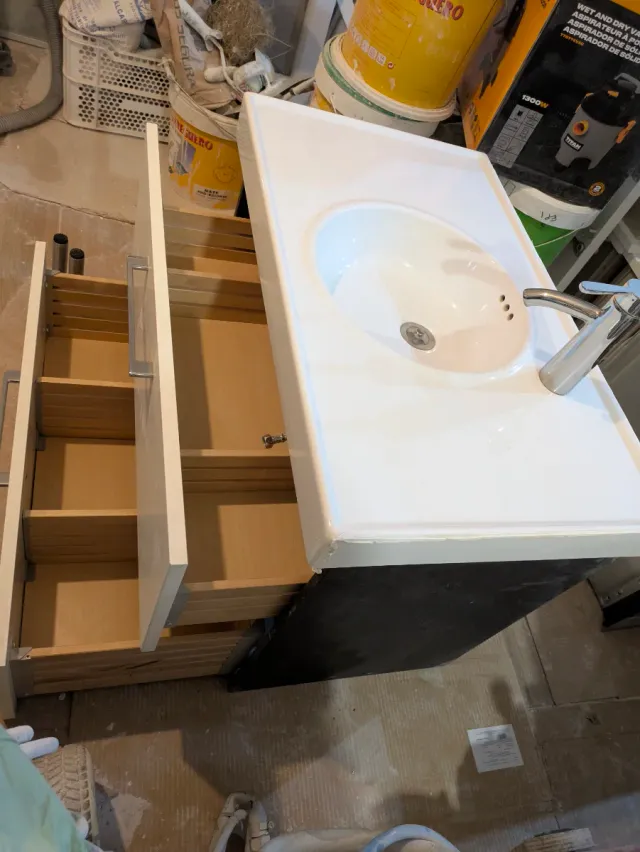 Mueble de baño con lavabo de porcelana