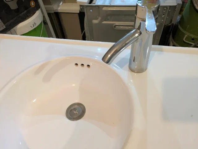 Mueble de baño con lavabo de porcelana