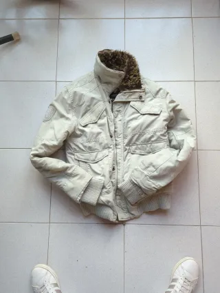 Chaqueta beige con cuello de pelo