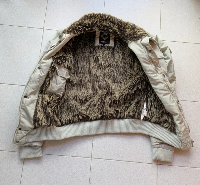 Chaqueta beige con cuello de pelo