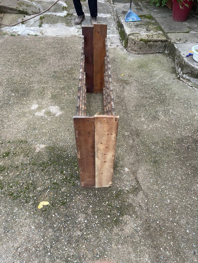 Botellero de madera hecho a mano