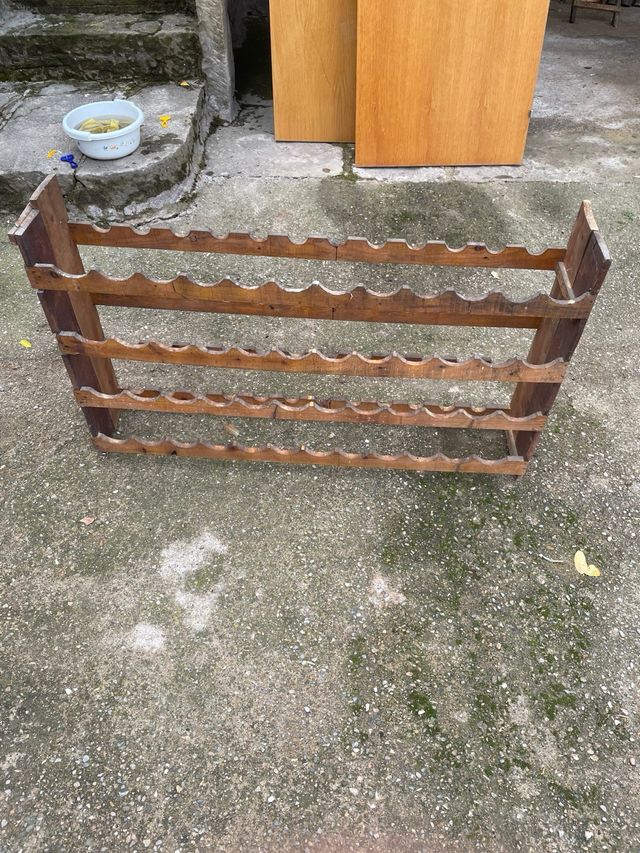 Botellero de madera hecho a mano