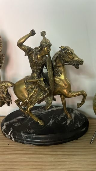 Figura guerrero vintage a caballo metal
