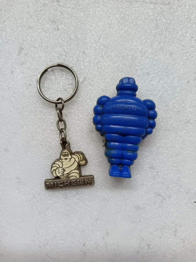 Portachiavi e figura Michelin blu