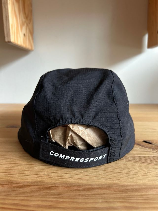 Gorra Compressport Ultraligera Negra