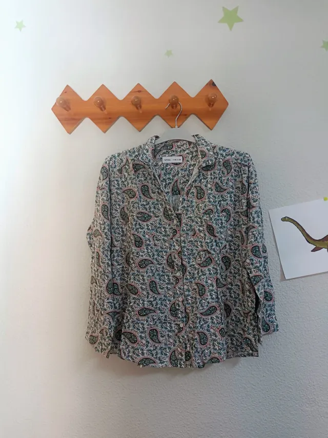 Camisa estampada verde y rosa
