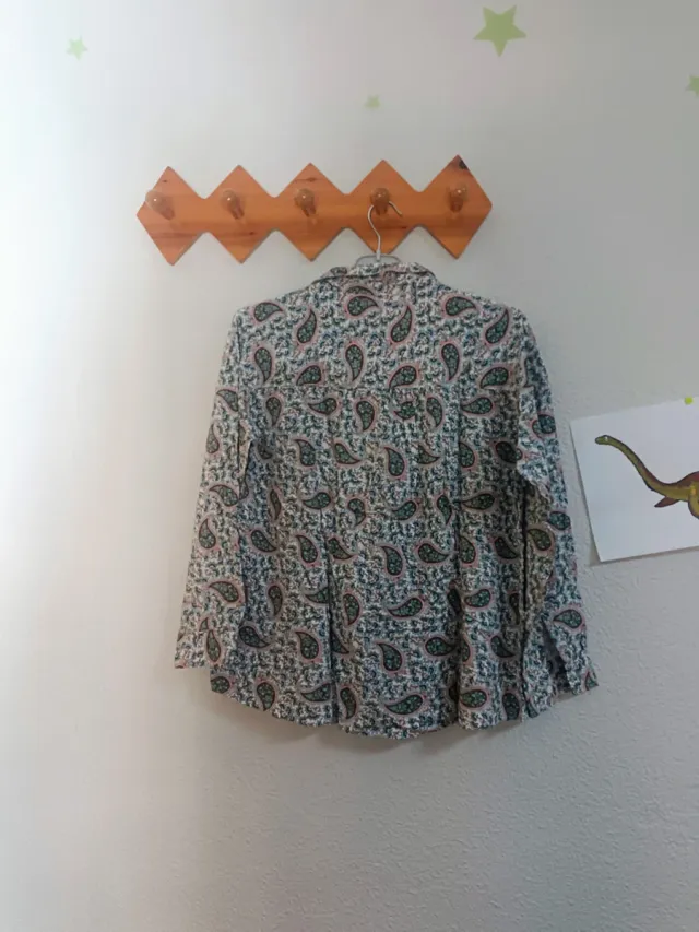 Camisa estampada verde y rosa