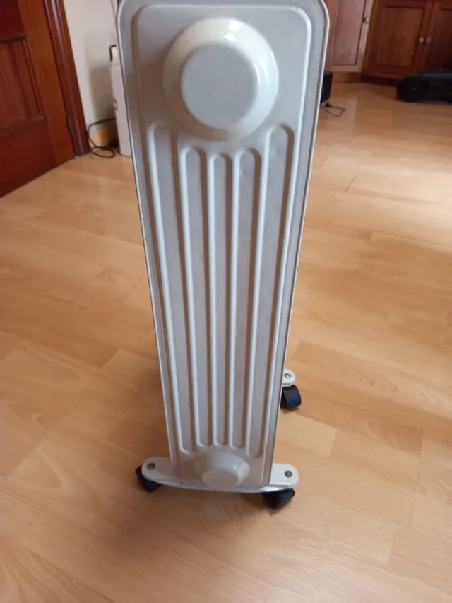 Radiador de aceite blanco con ruedas