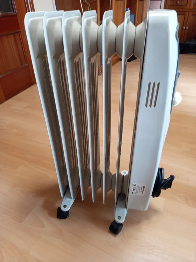 Radiador de aceite blanco con ruedas