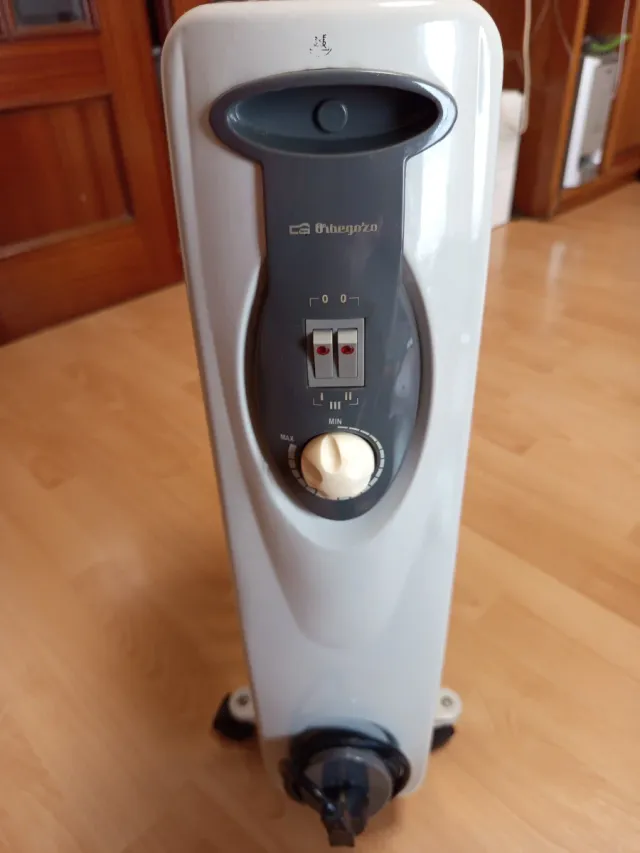 Radiador de aceite blanco con ruedas