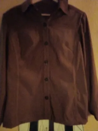 Camisa ante mujer marrón con hombreras