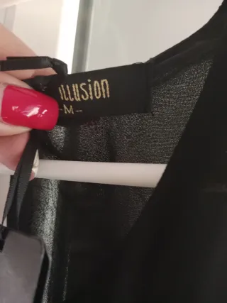 Vestido negro con plumas