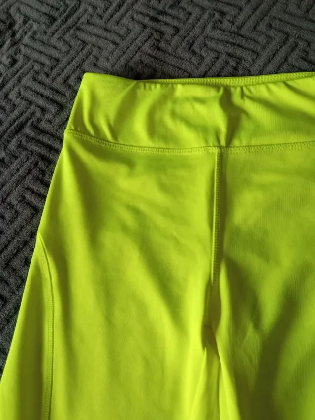 Mallas deportivas cortas color amarillo neón