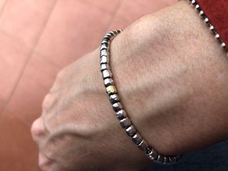 Due granelli Dodo jais in oro giallo