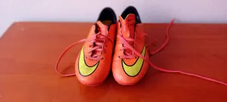 Zapatos de fútbol Nike Naranja y Amarillo talla 32