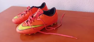 Zapatos de fútbol Nike Naranja y Amarillo talla 32