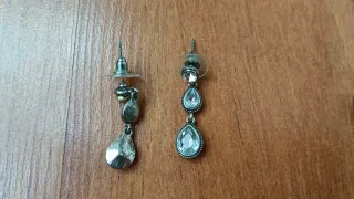 Pendientes plateados con diseño colgante y de aro