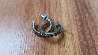 Pendientes plateados con diseño colgante y de aro