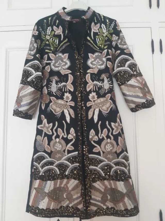 Vestido negro con bordados dorados