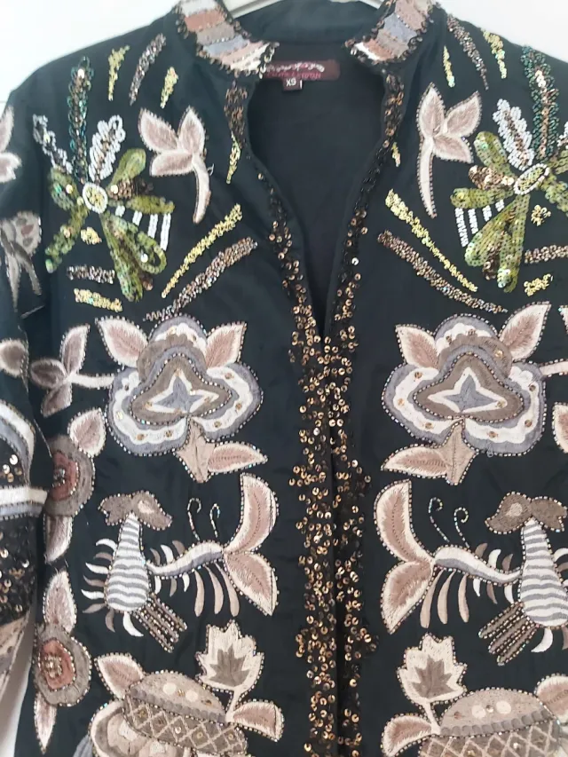 Vestido negro con bordados dorados