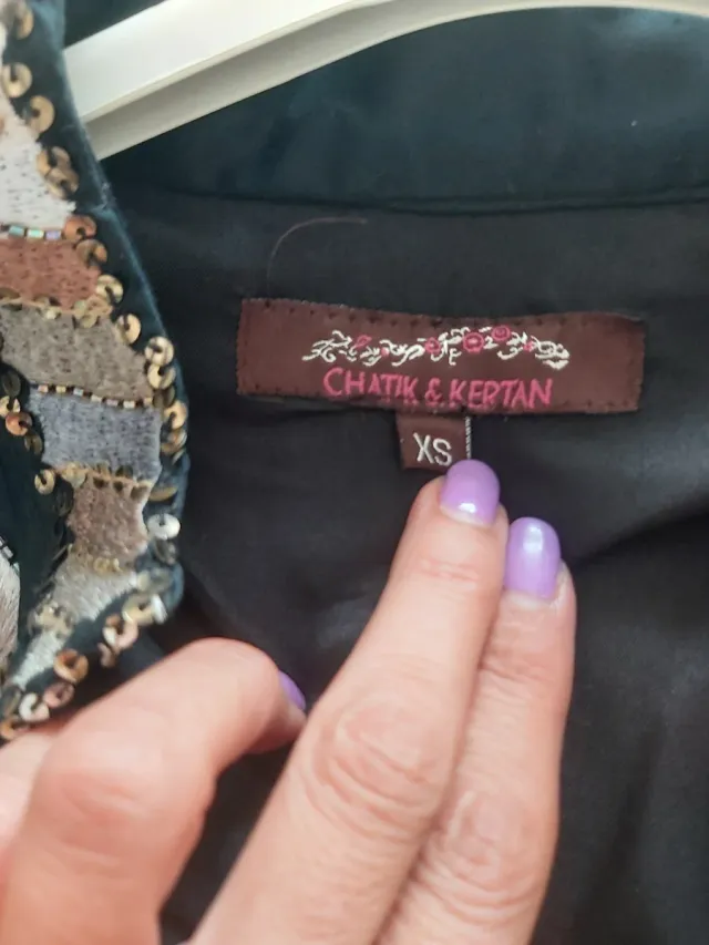 Vestido negro con bordados dorados