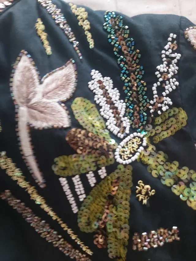 Vestido negro con bordados dorados