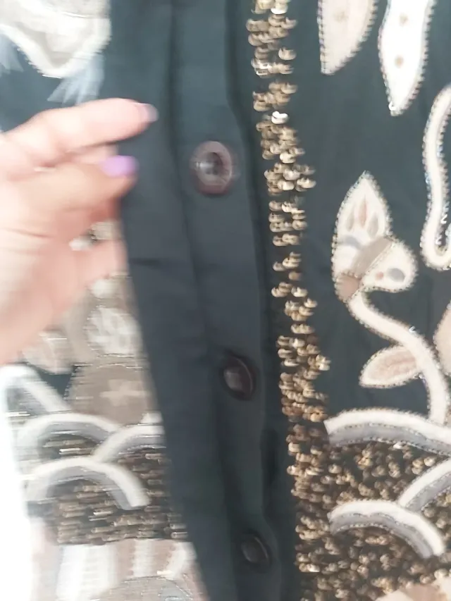Vestido negro con bordados dorados